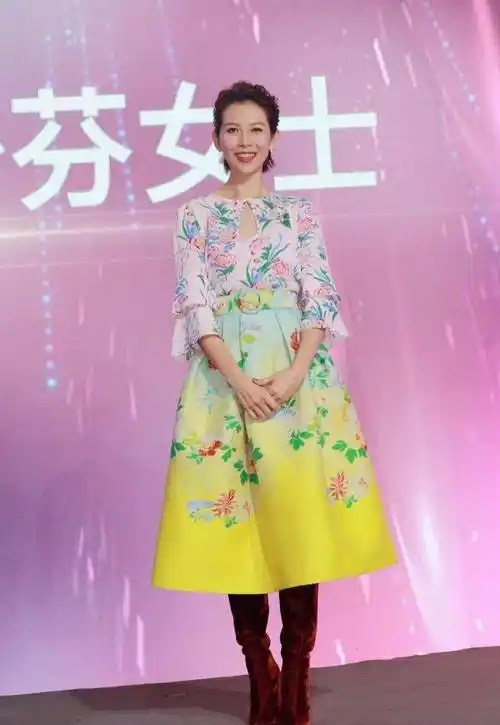 46岁蔡少芬太会穿了,印花雪纺衣配印花半身裙,过膝长靴时髦爆_时尚