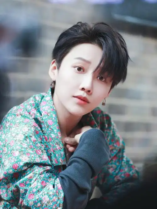 刘雨昕别样花衬衫享受快乐干饭时光