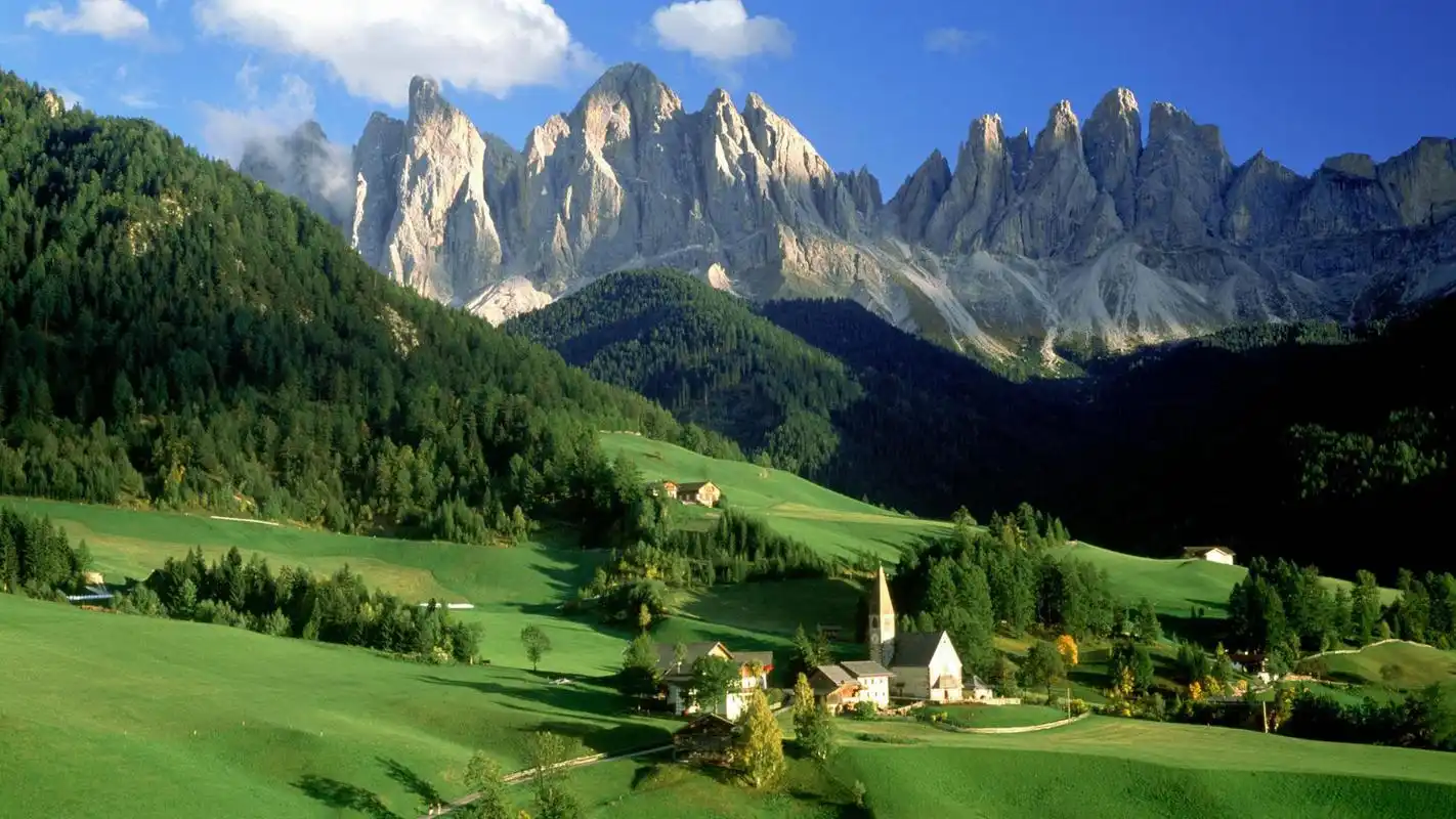 首页 桌面壁纸 风景壁纸 绿色欧洲小镇高清win7高清电脑桌面主题壁纸