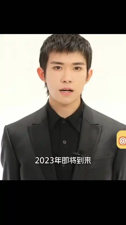 [飞吻]#易烊千玺网站##满江红##易烊千玺分享飞机上看书视频#小鸡呀天