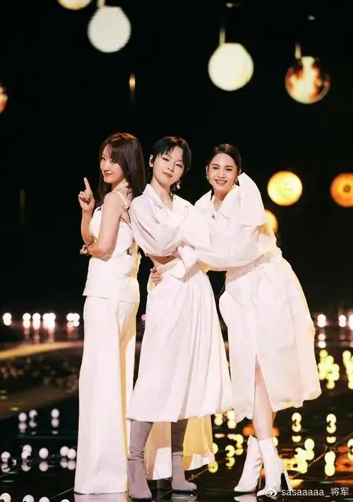 周笔畅被杨丞琳杨钰莹亲吻脸上留下口红印三人白色系造型清新