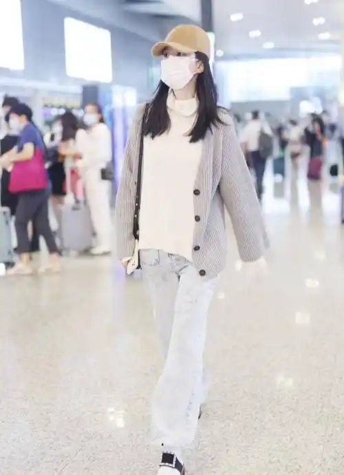 乔欣机场街拍,白色高领毛衣配灰色针织开衫,温暖休闲好经典_黑色_牛仔