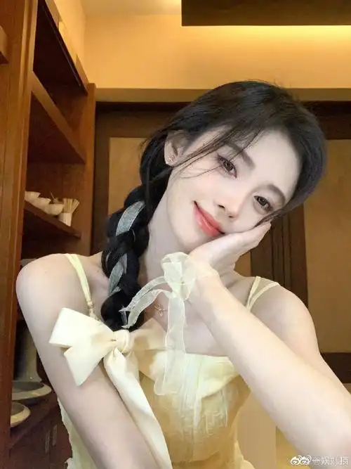 鞠婧祎回应撞脸歪嘴小猫