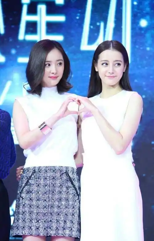 迪丽热巴无心插柳曝光纹身所在部位引关注