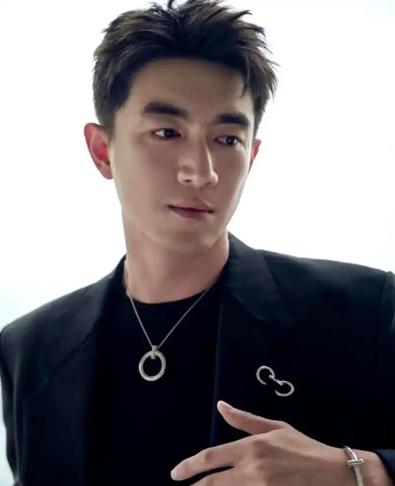 林更新展示自己的帅气照片,尽管曾经有些发福,但他成功减肥后依然充满