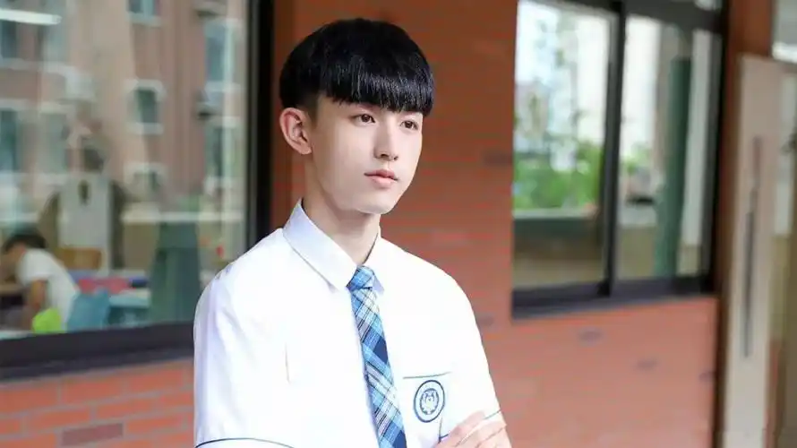 22岁郭俊辰变叛逆boy黑眼线配潮酷私服跟钱三一判若两人