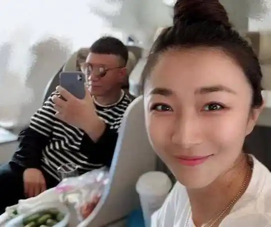 孙红雷和妻子有一个可爱的女儿,家庭生活幸福快乐.