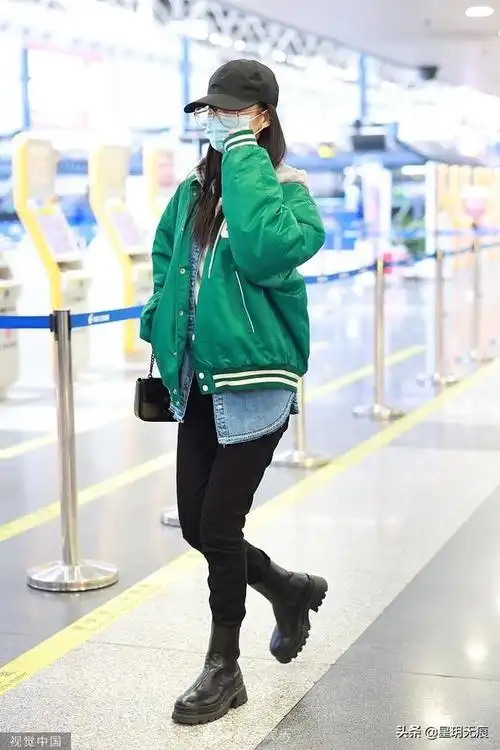 李沁绿色夹克配棒球帽活力满满短靴搭黑裤秀修长美腿