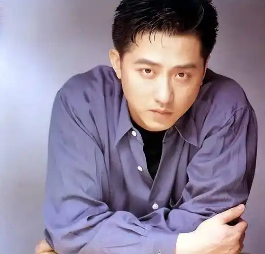 曝61岁庾澄庆突发心脏病去世,小14岁娇妻痛哭失声?