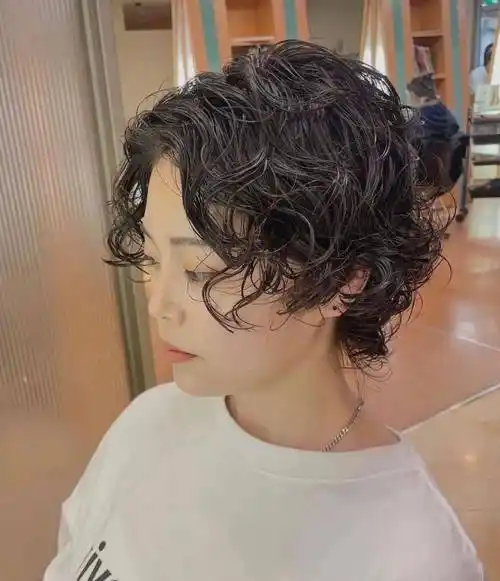 颜色和形状,是肉眼所能观察到的,一般分为5种类型:直发,波发,卷发