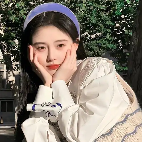 鞠婧祎的蓝色发箍甜妹头像