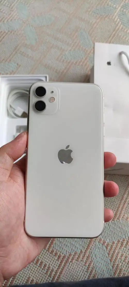 出一台iphone11 白色128g