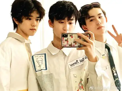 收集三小只的合照!