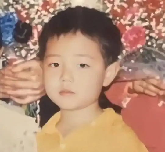 肖战童年旧照曝光,身高优越稳居c位,"强迫症"自小就有了?