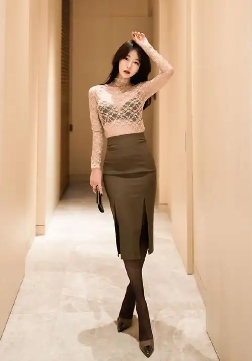 蕾丝美女大胆透视装性感白领制服写真图片