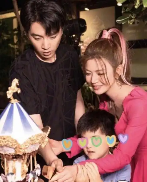 事实证明,"事业爱情两不误"的陈晓,逐渐走上了一条另一条大道