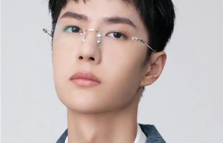 帅气王一博最新壁纸_超帅气的偶像王一博_明星图片_精品库