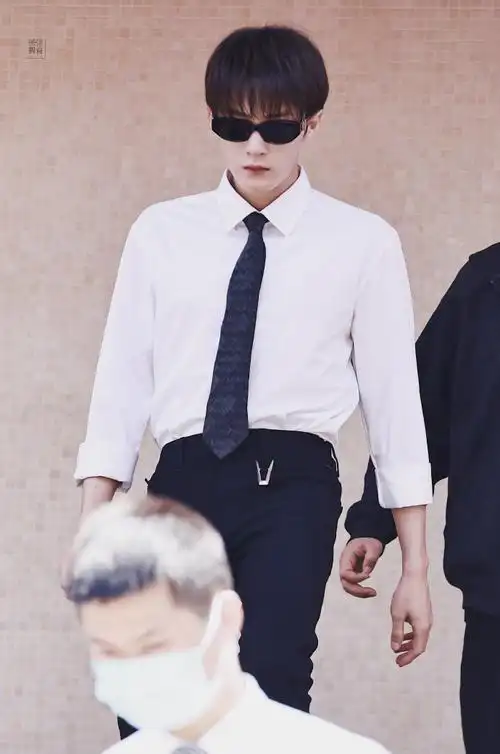 檀健次你好星期六上班图#檀健次《你好星期六》上班图白衬衫 黑领带