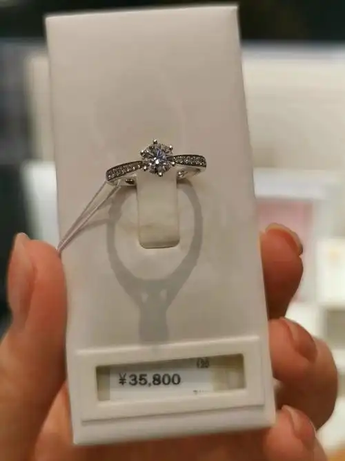 周大福经典六爪钻戒