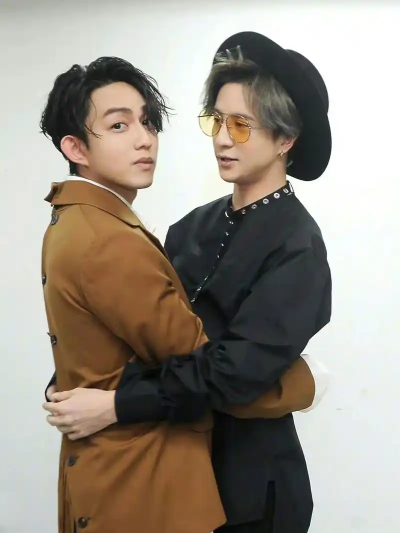 薛之谦和林宥嘉的合照 2017年亚洲金曲大赏的后台 图片好像是第一次见