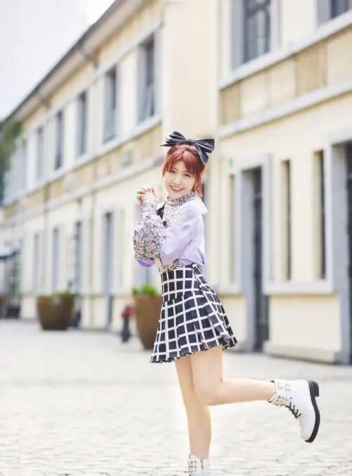 赖美云活泼可爱,浅紫色上衣配格纹裙,用印花穿出元气满满