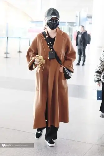 街拍马丽穿驼色阔袖超长羊绒大衣背prada子母包