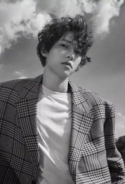 男生最拉风亮眼的短卷发 气场十足的男生短发演示