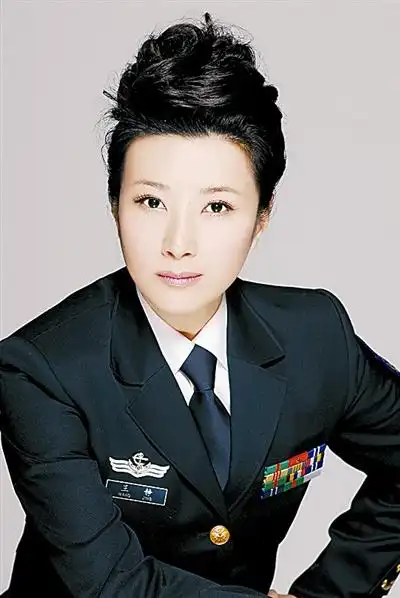 央视赈灾晚会举行 王静心系灾区献爱心