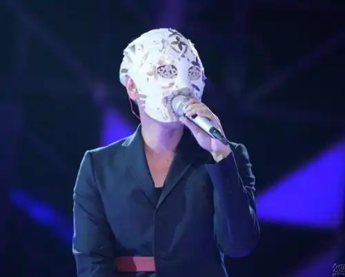 蒙面歌王最新一期摘星怪唱的什么歌