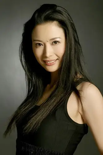 邓英大胆展现完美身材 将表演进行到底