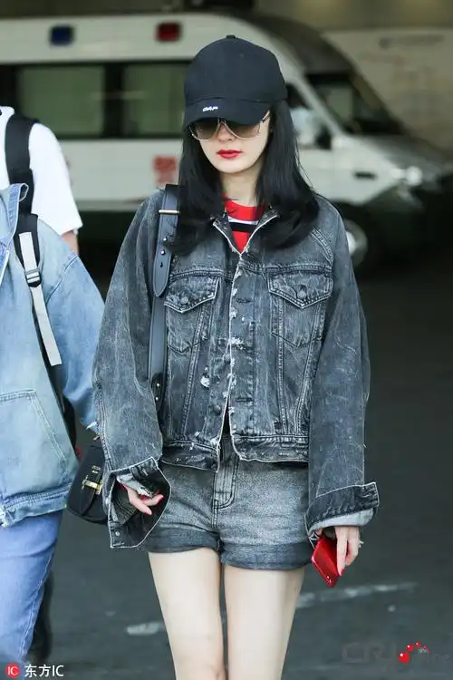 杨幂现身机场短裤秀美腿白到发光墨镜遮面无表情