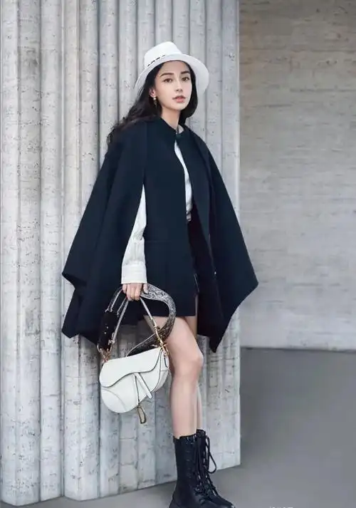 林青霞老了也迷人穿黑色斗篷裙戴玫瑰花胸针优雅到了骨子里