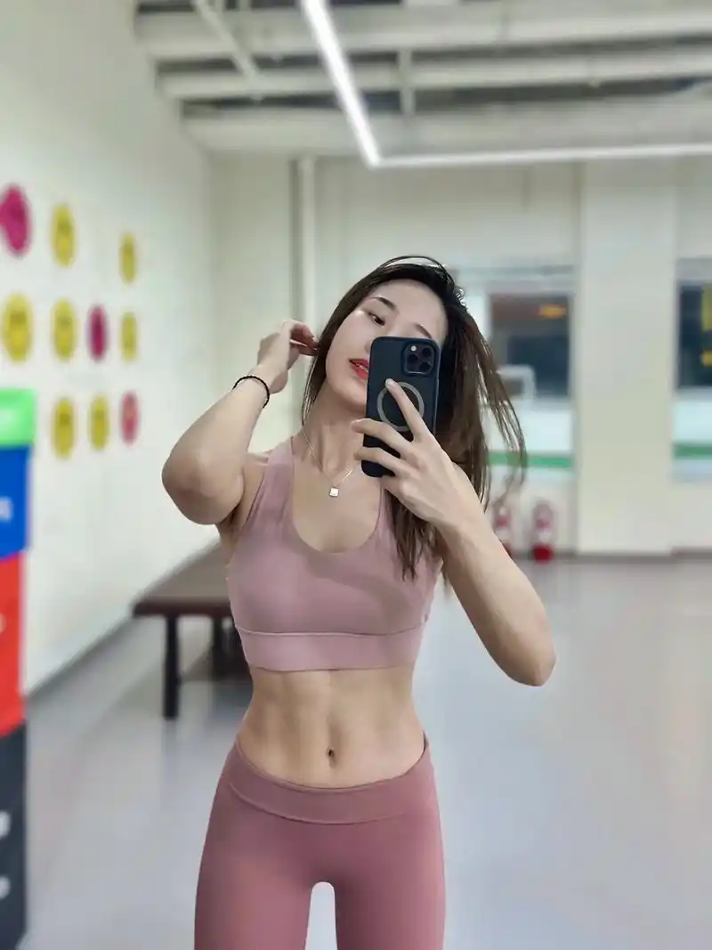 93今天是粉色系健身服93.#撸铁女孩 #马甲线 #见人不如 - 抖音