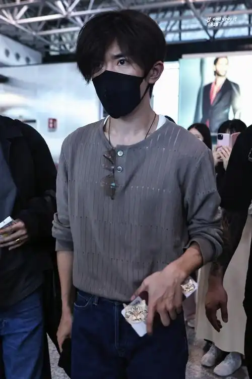 易烊千玺晚宴侧拍##易烊千玺对比图##易烊千玺 米兰时装周