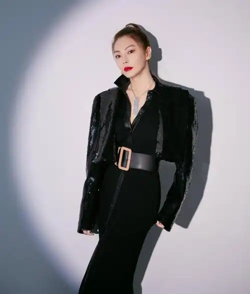 张雨绮再现西装杀,精致干练造型配复古红唇气场超强,女神太迷人