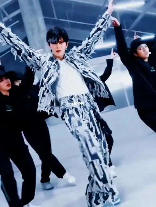 我觉得任嘉伦跳舞的位置很不对