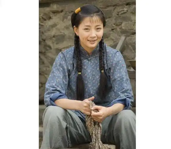 年轻时候的殷桃十分漂亮,身材苗条,皮肤好,气质佳,很有女人味,虽然她