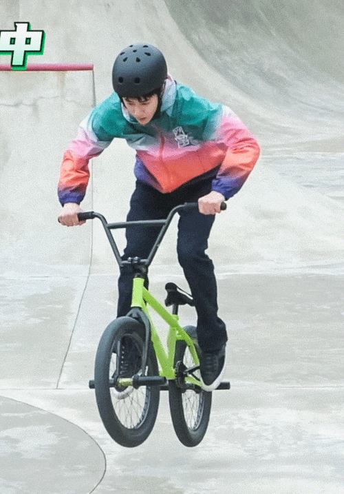 王一博小轮车现场教学