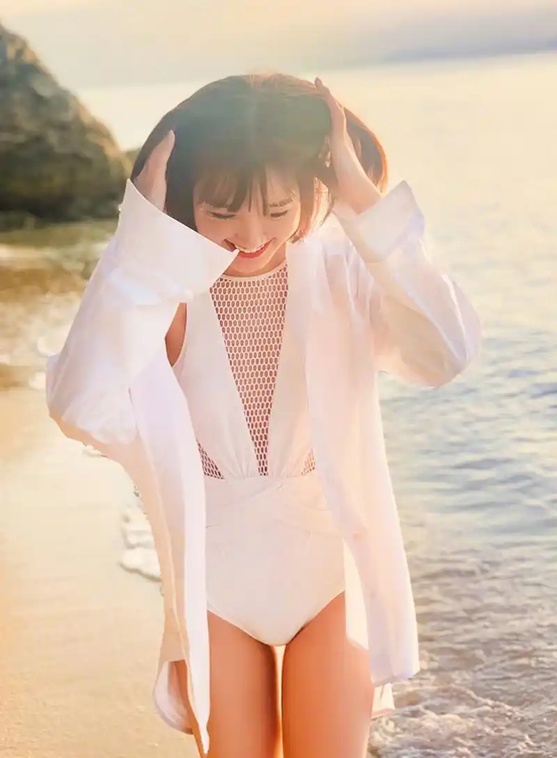 毛晓彤的两套泳装,你更喜欢哪一种?