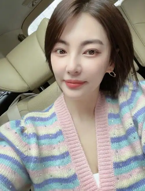 星女郎张雨绮车内自拍颈间宝石项链太抢镜身穿万元外套显贵气