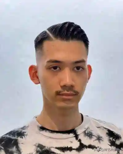 男士二八分发型可以说是一种很讲究的发型,梳得油亮有型,让人一看就