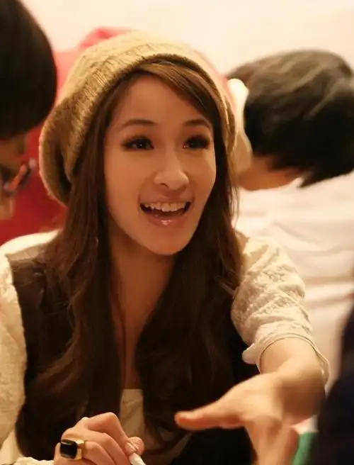 萧亚轩,华语乐坛的一颗璀璨明星,自出道以来便以其丰富的音乐创作为