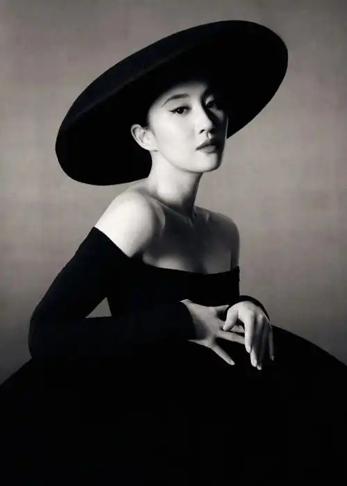 刘亦菲时尚芭莎4月刊封面