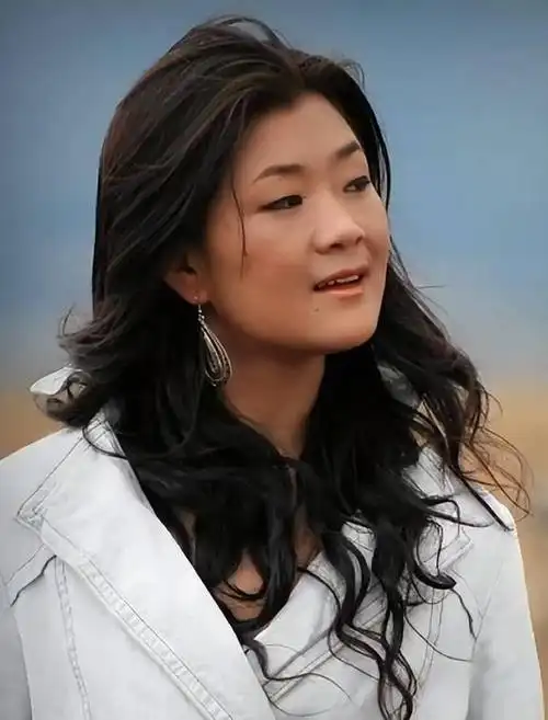 她凭《西海情歌》爆红,因侵权被刀郎告上法庭,如今怎样了?