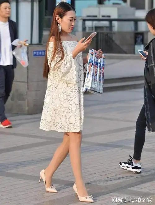 镂空花纹连衣裙搭配肉丝高跟鞋清新靓丽
