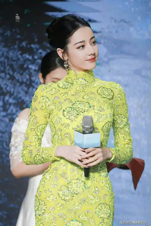 迪丽热巴穿旗袍摇曳生姿,露背造型太惊艳