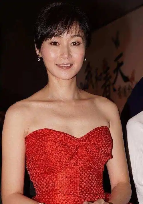 玉女万绮雯与吕颂贤甄子丹相恋,最终嫁给陈十三,逃不出的娱乐圈_僵尸