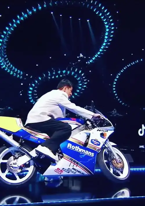 时隔32年刘德华再现经典《天若有情》骑摩托车片段