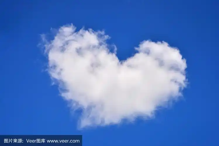 美丽的心形云在蓝天上