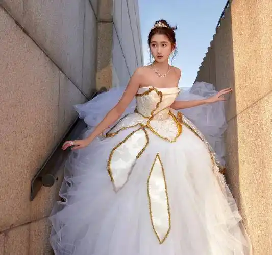 2022年的第一颗糖,鹿晗关晓彤穿婚纱拍照,变相秀恩爱_全网_时候_白色